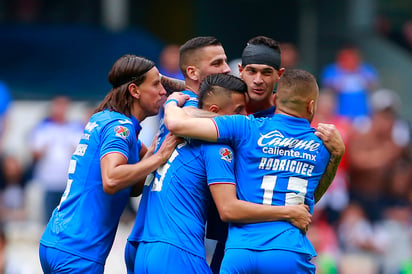 El argentino Milton Caraglio festeja junto a sus compañeros el gol que marcó desde los once pasos y que significó el empate para Cruz Azul ante Monarcas Morelia. (JAM MEDIA)