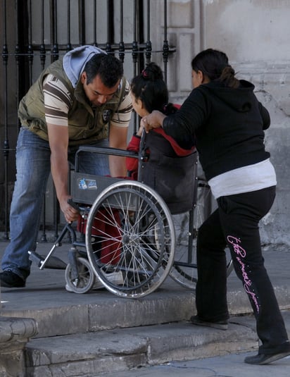 Muchas escuelas no cuentan ni con rampas, mucho menos con aparatos para deporte adaptado.