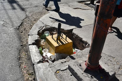 Se encuentra una banqueta con base de poste de luz que representa un peligro para los peatones. (EL SIGLO DE TORREÓN)