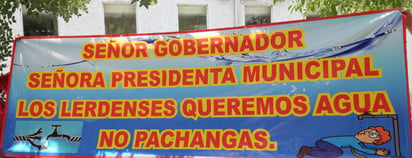 Las quejas de la gente por baja presión de agua se hicieron notar incluso durante el inicio del Festival Internacional Lerdantino.