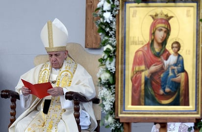 El papa Francisco inició ayer domingo una visita a Bulgaria, donde habló del tema de los migrantes pidiendo no cerrarles el corazón. (EFE)