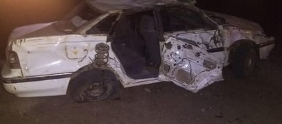 El vehículo fue encontrado destrozado fuera de la carretera, con la mujer lesionada a bordo. (EL SIGLO DE TORREÓN)