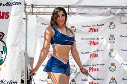 La belleza de las mujeres laguneras no puede faltar cuando los Guerreros del Santos Laguna juegan en el Estadio Corona.