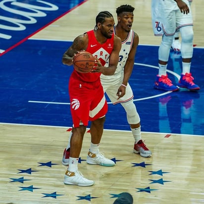 Kawhi Leonard anotó 39 puntos, incluidos tres mediante un disparo clave a 1:01 minutos del final. (ESPECIAL)