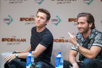 Contentos. Tom Holland, conocido por interpretar a Spider-Man, y el actor Jake Gyllenhaa. (AGENCIAS)