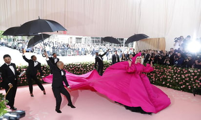 La cantante estadounidense utilizó un vestido de Brandon Maxwell, quien quitó el vestido a la estrella hasta llegar hasta su ropa interior. (EFE)