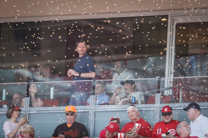 El primer lanzamiento del duelo en el que Rojos venció 12-4 a Gigantes se atrasó 18 minutos tras la aparición de un enjambre de abejas. (AP)