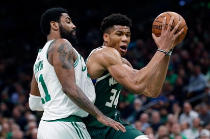 Giannis Antetokounmpo (d) metió 39 puntos y bajó 16 rebotes. (AP)