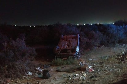 Paramédicos de la Cruz Roja de Torreón acudieron al lugar para atender a las cuatro personas lesionadas en el accidente. (EL SIGLO DE TORREÓN)