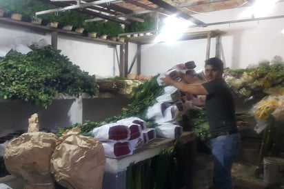 Comerciantes del Mercado de las Flores de la calle Blanco, esperan importante repunte en sus ventas este jueves y viernes por la celebración del Día de la Madre. (EL SIGLO DE TORREÓN)