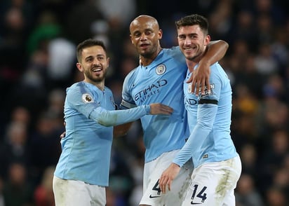 Vincent Kompany (c) del Manchester City celebra con Bernardo Silva (i) y Aymeric Laporte (d) durante un partido de la Liga Premier entre Manchester City y el Leicester. (EFE)