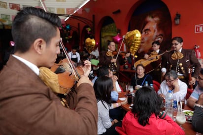 Para festejar a mamá, los mexicanos podrían gastar más de dos mil pesos entre una comida en casa o restaurante y un regalo en este Día de las Madres. (ARCHIVO)