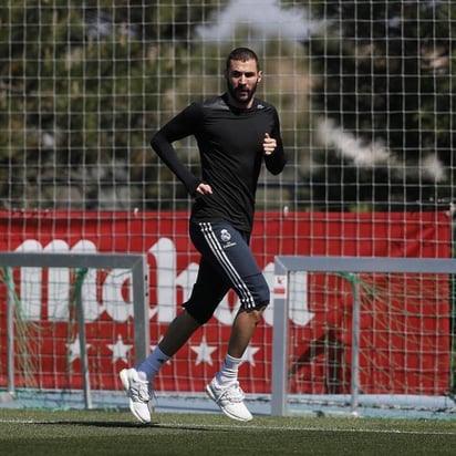 Karim Benzema, continúa su proceso de recuperación y este martes trabajó en solitario en el regreso del equipo a los entrenamientos tras las victoria del domingo sobre el Villsrreal. (ESPECIAL)