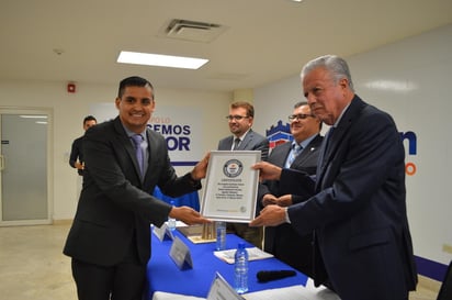 'Gracias a mi esposa, a mi hijo, gracias a Torreón', señaló el ganador del Guinness segundos antes de postrarse. (EL SIGLO DE TORREÓN)
