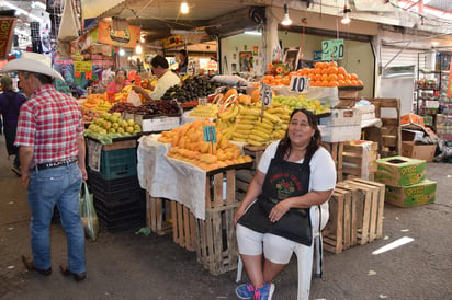 Para Elia las ventas subieron levemente, pues ofrece alimentos, pero hay otros que dicen que hay 'poco movimiento'. (MARY VÁZQUEZ)