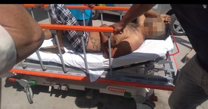 Hombre recibe un balazo, aseguró que fueron los pasajeros de un auto en color negro quienes lo agredieron a tiros. (EL SIGLO DE TORREÓN)