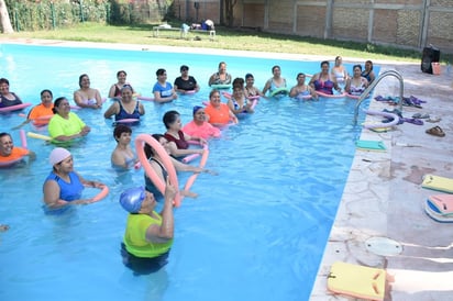 El aqua zumba implica diferentes movimientos para el verso, el estribillo y el puente de cada canción y es sencillo y saludable. (EL SIGLO DE TORREÓN)