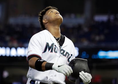 Starlin Castro se dirige al dugout tras ceder un out en un juego contra los Piratas de Pittsburgh. (AP)