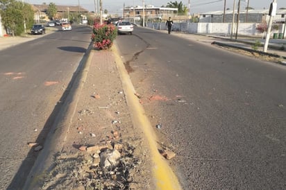 La conductora de la camioneta perdió el control al llegar a la curva ubicada sobre el bulevar Jabonoso a la altura de la colonia El Amigo, hasta donde acudió personal de Tránsito y Vialidad. (EL SIGLO DE TORREÓN)