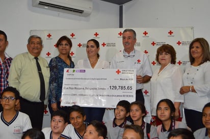 La entrega de un cheque simbólico se llevó a cabo durante este día por parte de la coordinación de Servicios Educativos en la Comarca Lagunera. (EL SIGLO DE TORREÓN)