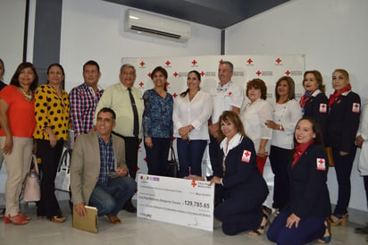 La entrega simbólica del cheque estuvo a cargo de Flor Rentería, la coordinadora de los Servicios Educativos en la Laguna. (ROBERTO ITURRIAGA)