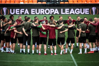 Jugadores del Arsenal se reúnen en el centro del campo luego del entrenamiento previo al partido. (EFE)