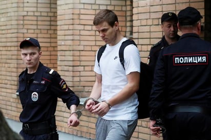 Policías se llevan esposado a Alexandr Kokorin. (EFE)