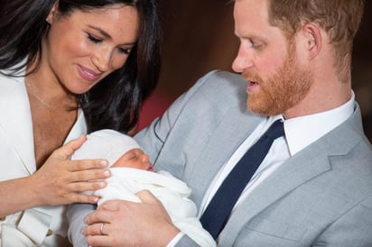 Padres. El príncipe Enrique (d) y Meghan, duquesa de Sussex, posan junto a su hijo Archie Harrison. (EFE)
