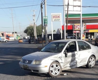 El Jetta resultó con daños en la puerta del piloto y el espejo lateral quedó destrozado. (EL SIGLO DE TORREÓN)