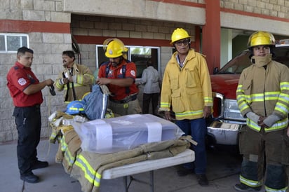 Los equipos son seminuevos, pues fueron donados por bomberos estadounidenses. (EL SIGLO DE TORREÓN) 

