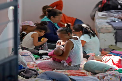 Para que su familia tenga una mejor calidad de vida, muchas mujeres deciden ir a otro país.