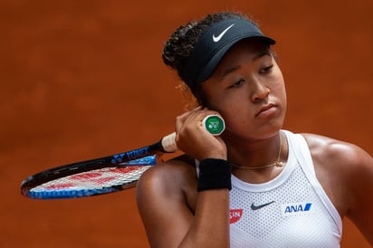 Naomi Osaka cayó ayer 3-6, 6-2, 7-5 ante Belinda Bencic en el Abierto de Madrid, y podría perder el número del ranking. (AP)