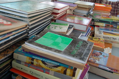 Con los libros donados se organizarán círculos de lectura en las Plazas Comunitarias. (EL SIGLO DE TORREÓN)