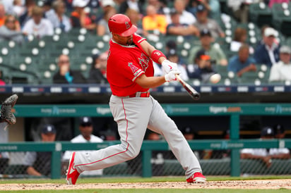 Albert Pujols conectó un cuadrangular solitario en la tercera entrada, para ser el tercer pelotero con 2 mil carreras empujadas. (AP)