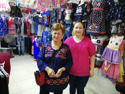 Olivia, junto a su hija Blanca, atienden personalmente su tienda para continuar con la tradición familiar de ser comerciantes.