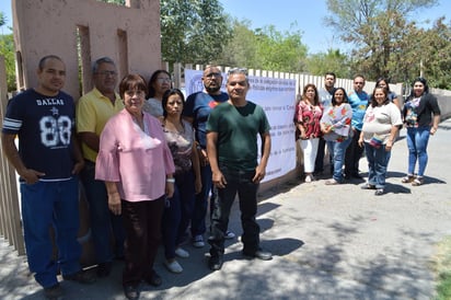 Miembros del STUAC colocarán mantas similares durante este viernes en los diversos planteles de la UAdeC. (ROBERTO ITURRIAGA)