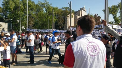  Esta mañana de viernes, cientos de madres con hijos desaparecidos se reunieron en el Monumento a la Madre para marchar hacia el Ángel de la Independencia. (TWITTER)