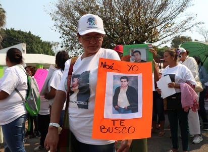 'Este día no es de fiesta, es de lucha y de protesta', se oyó este viernes gritar a las miles de madres de personas desaparecidas que tomaron las calles de México para vivir un triste Día de la Madre con pocas esperanzas de recuperar a sus hijos. (EFE)