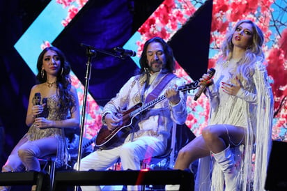 Marco Antonio Solís y sus hijas Marla y Alison presentaron este viernes su primer trabajo en conjunto, el sencillo ¿Dónde estará mi primavera?.  (ARCHIVO)