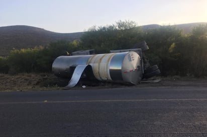 La pipa quedó seriamente dañada fuera de la carretera luego de sufrir la volcadura la tarde del pasado jueves en la carretera libre.