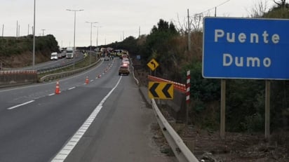 El autobús atravesó la calzada y volcó en la dirección contraria al carril por donde transitaba. (ESPECIAL)
