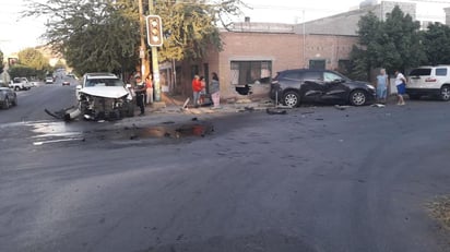 Luego del percance los conductores de los dos vehículos involucrados se retiraron del lugar, dejándolos abandonados. (EL SIGLO DE TORREÓN)
