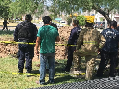 Al percatarse del accidente, algunos de sus compañeros intentaron rescatarlo al tiempo que solicitaban la presencia de las corporaciones de rescate de la ciudad. (EL SIGLO DE TORREÓN)
