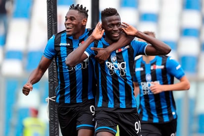 El jugador de Atalanta, Musa Barrow, (d), celebra con Duvan Zapata (i) tras anotar un gol en el partido de la Serie A contra Genoa.