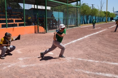 Cada fin de semana, el diamante del centro recreativo Eriazo de la sección 35, se llena de vida con largos batazos.