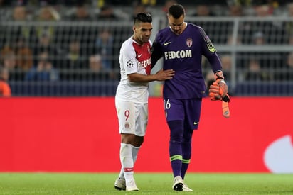 El delantero colombiano Radamel Falcao (i) y el arquero suizo Diego Benaglio (d) tras un partido de Champions con el Mónaco.