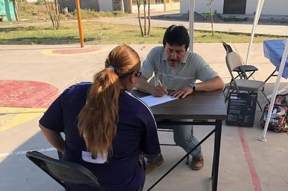 Una brigada de Salud Pública Municipal acudió durante el sábado al ejido El Águila de Torreón. (EL SIGLO DE TORREÓN)