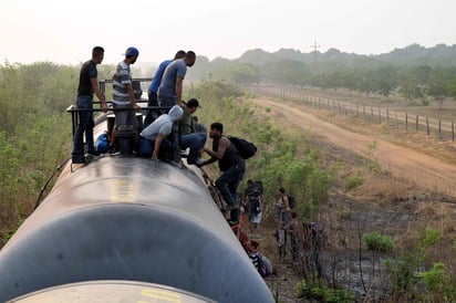 'La Bestia', el tren carguero conocido por llevar en sus vagones a migrantes por todo el país, es uno de los metodos de transporte que emplean con mayor frecuencia para llegar a EUA.