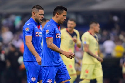 Los defensores de Cruz Azul, Pablo Aguilar (i) y Julio César Domínguez (d) tras el duelo de ida entre la Máquina y las Águilas del América.