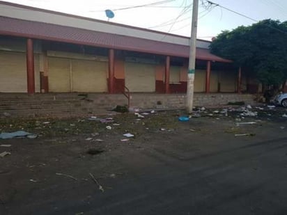 Tras retirar los comerciantes sus puestos, se encontró con que se dejó gran cantidad de basura y partes de flores, lo cual genera mal aspecto a dicho sector del municipio. (ESPECIAL) 